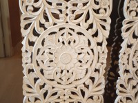 pan de mur bois sculpté fleurs blanches